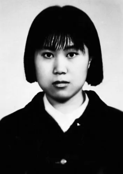 2000年高中毕业证照片是黑白还是彩色的？
